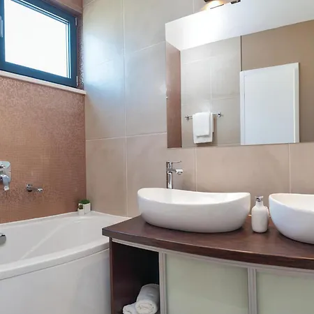Luxurious In Okrug Gornji With Sauna Prázdninový dům
