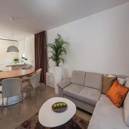 Luxurious In Okrug Gornji With Sauna Prázdninový dům *