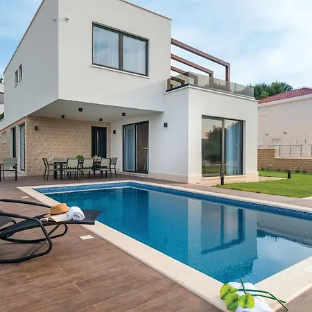 Cozy Home In Okrug Gornji With Sauna *