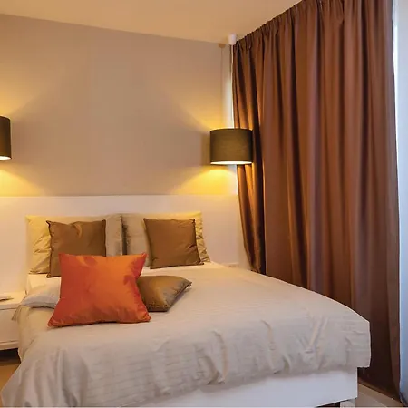 Luxurious In Okrug Gornji With Sauna Prázdninový dům *