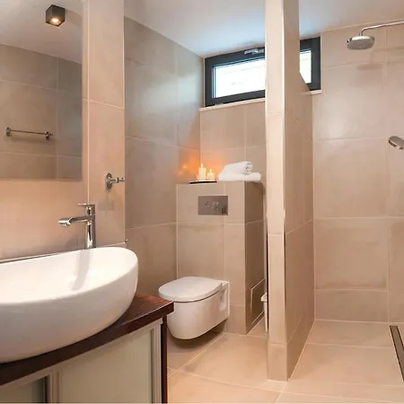 Ferienhaus Cozy Home In Okrug Gornji With Sauna *