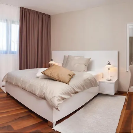Ferienhaus Cozy Home In Okrug Gornji With Sauna