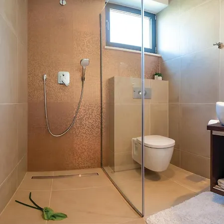 Luxurious In Okrug Gornji With Sauna Prázdninový dům