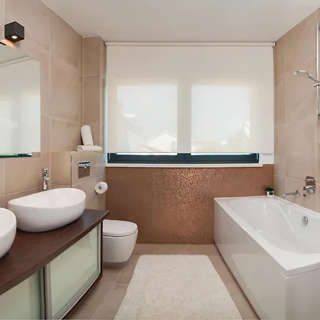 Luxurious In Okrug Gornji With Sauna Prázdninový dům *