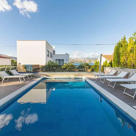 Luxurious In Okrug Gornji With Sauna Prázdninový dům *